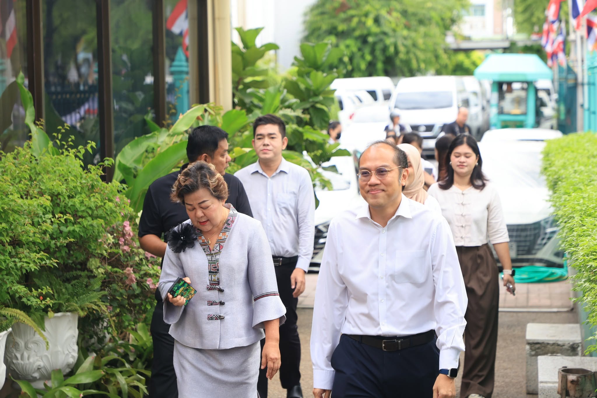 title - ผู้อำนวยการสำนักบริหารกลาง ส.ป.ก. สักการะสิ่งศักดิ์สิทธิ์ประจำ ส.ป.ก. เนื่องในโอกาสเข้ารับตำแหน่งใหม่ 